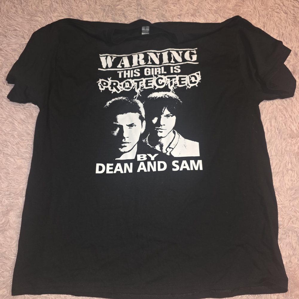 Gildan Black Graphic Tee with Bold Design